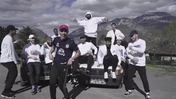 La camiseta de fútbol estampó Chang de Mister V en su clip Top Album