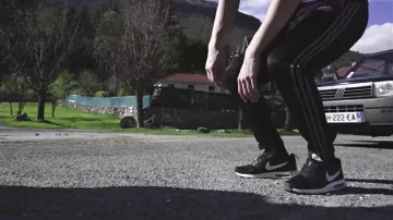 Los zapatos negros Nike Air Max Tavas de Mister V en su video musical Top Album