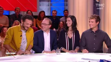 La camisa amarilla mostaza de Vincent Dedienne en el programa Quotidien del 11 de octubre de 2017