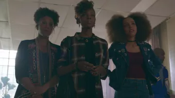 Chaqueta de mezclilla Bebe de Valerie Brown (Hayley Law) en Riverdale S02E01