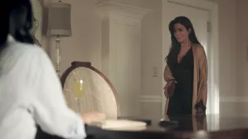 La nuisette noire Natori de Hermione Lodge (Marisol Nichols) dans Riverdale S02E01