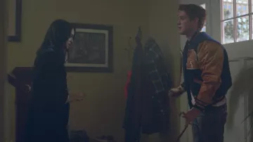 Chaqueta Riverdale amarilla y azul de Archie Andrews (K. J. Apa) en Riverdale S02E01