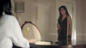 Natori "Zen Floral' Chemise portée par Hermione Lodge (Marisol Nichols) comme on le voit dans Riverdale S02E01