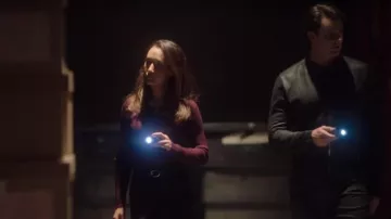 The sweater bordeaux Derek Lam Hannah Wells (Maggie Q) in Designated Survivor S02E03