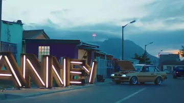 La Toyota Corolla KE 70 qui apparaît dans le clip Moi aimer toi de Vianney