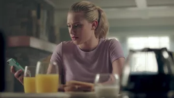 The t-shirt-purple Gap of Betty Cooper (Lili Reinhart) in Riverdale S02E01