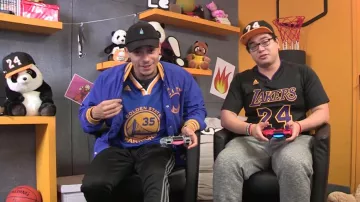 La chaqueta Mitchell & Ness del equipo de la NBA de mister V Golden State Warriors en su video The Yellow Laughter