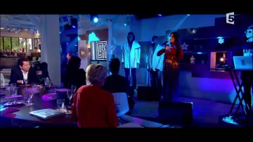 Le morceau Stupid game interprété par LOST (Camélia Jordana & Laurent Bardainne) dans l'émission du 12 octobre 2017