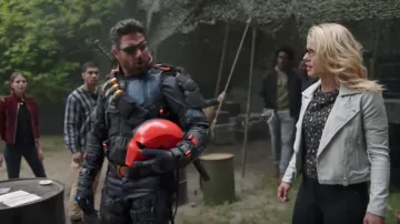 BlankNYC Faux Leather Moto Jacket usado por Felicity Smoak (Emily Bett Rickards) como se ve en Arrow S06E01