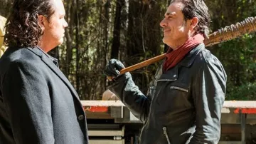 Chaqueta de cuero usada por Negan (Jeffrey Dean Morgan) como se ve en The Walking Dead S07E16