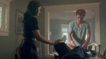 BDG Noir Tai Plaid Jupe Cercle porté par Veronica Lodge (Camila Mendes) comme on le voit dans Riverdale S02E01