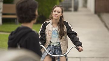 Le bomber satiné rose et noir de Alicia Clark (Alycia Debnam-Carey) dans Fear The Walking Dead S01E05