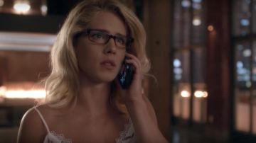 La robe The Kooples de Felicity Smoak (Emily Bett Rickards) dans Arrow S06E01