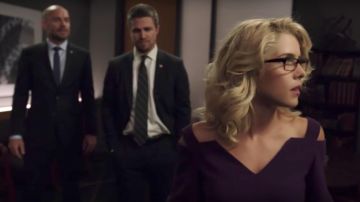 Roland Mouret Awalton vestido de crepé de hombro frío usado por Felicity Smoak (Emily Bett Rickards) como se ve en Arrow S06E01