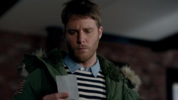 The parka with the fur of Brian Finch (Jake McDorman) in Limitless S01E17