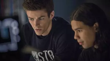 Le pull S.T.A.R. de Barry Allen (Grant Gustin) dans The Flash S01E04