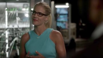 Collar de plata de ley usado por Felicity Smoak (Emily Bett Rickards) como se ve en Arrow S06E01