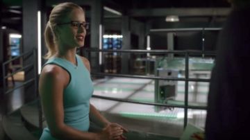 Pendientes de plata de ley de Pillar of Salt Studio Pillar usados por Felicity Smoak (Emily Bett Rickards) como se ve en Arrow S06E01