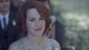 Collar de perlas de oro de 14 quilates usado por Mary Andrews (Molly Ringwald) como se ve en Riverdale S02E01