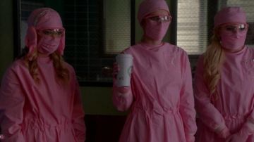 El auténtico traje rosa de cirujano #3 de Chanel (Billie Lourd) en Scream Queens S02E10