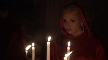 The authentic red tunic hoody Chanel #5 (Abigail Breslin) in Scream Queens S01E01