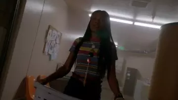 Les authentiques jupe, top, collier, ceinture et chaussures de Zayday Williams (Keke Palmer) dans Scream Queens S02E01