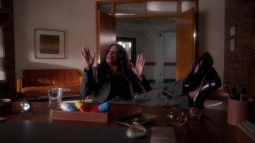 Authentic gray suit Hugo Boss and top Akris Punto de Denise Hemphill (Niecy Nash) in Scream Queens S02E03