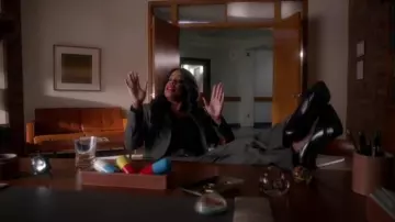 Les authentiques costume gris Hugo Boss et top Akris Punto de Denise Hemphill (Niecy Nash) dans Scream Queens S02E03