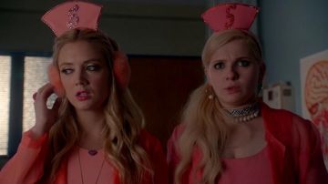 La auténtica chaqueta, top, falda y joyas de Chanel #3 (Billie Lourd) en Scream Queens S02E10