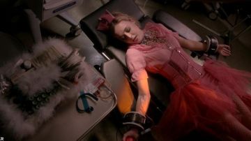 Les authentiques kit medical en fourrure et poches de sang de Chanel Oberlin (Emma Roberts) dans Scream Queens S02E06