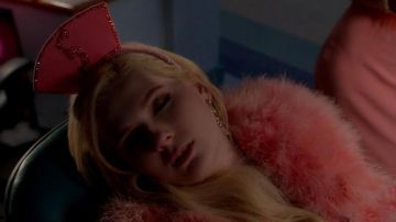 El auténtico vestido coral y chaqueta de piel #5 de Chanel (Abigail Breslin) en Scream Queens S02E10
