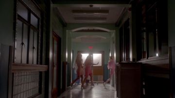 El auténtico vestido coral y las joyas que lleva Chanel #5 (Abigail Breslin) en Scream Queens S02E10