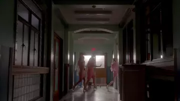 El auténtico vestido coral y las joyas que lleva Chanel #5 (Abigail Breslin) en Scream Queens S02E10