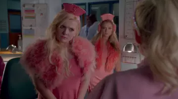 Las auténticas diademas de Arturo Ríos y las bombas Lauren Blakwell de Chanel #5 (Abigail Breslin) en Scream Queens S02E10