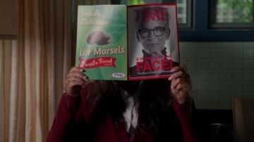 La copia auténtica de la revista Time con Dean Munsch (Jamie Lee Curtis) en la portada de Scream Queens S02E01
