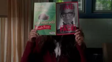L'authentique exemplaire du Time Magazine avec Dean Munsch (Jamie Lee Curtis) en couverture dans Scream Queens S02E01