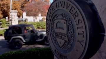 El auténtico letrero de la Universidad de Wallace en la temporada 1 de Scream Queens
