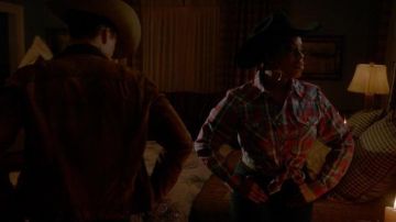 The authentic shirt, jeans and belt Denise Hemphill (Niecy Nash) in Scream Queens S02E04