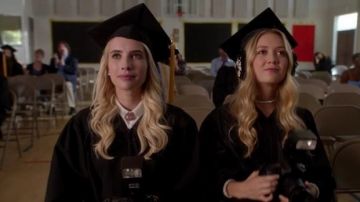 L'authentique tenue de cérémonie de remise de diplôme de Chanel Oberlin (Emma Roberts) dans Scream Queens S02E01