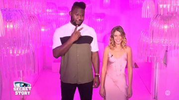 La camisa Blanca, Negra y Caqui Asos Plus de Makao en el bono de lanzamiento de Secret Story 11