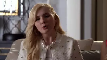 La auténtica chaqueta, falda, camiseta, cinturón y joyas de Chanel #5 (Abigail Breslin) en Scream Queens S01E01