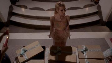Nunchaku auténtico de Chanel Oberlin (Emma Roberts) envuelto en paquetes de regalo en Scream Queens S01E05