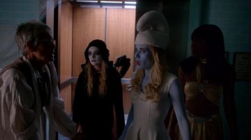 El auténtico traje de Chanel #3 (Billie Lourd) en Scream Queens S02E03