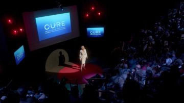 El auténtico traje blanco Donna Karan de Dean Munsch (Jamie Lee Curtis) en Scream Queens S02E01