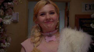 El auténtico collar, vestido y zapatos de Chanel #5 (Abigail Breslin) en Scream Queens S02E03