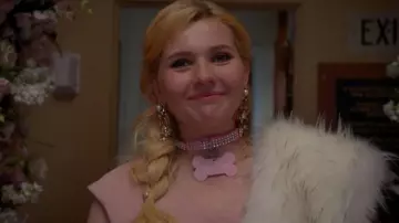 El auténtico collar, vestido y zapatos de Chanel #5 (Abigail Breslin) en Scream Queens S02E03