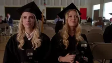 L'authentique tenue de cérémonie de remise de diplôme de Chanel #3 (Billie Lourd) dans Scream Queens S02E01