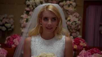 L'authentique robe de mariée Christian Siriano de Chanel Oberlin (Emma Roberts) dans Scream Queens S02E03