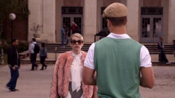 La auténtica chaqueta de piel rosa y falda a cuadros de Chanel Oberlin (Emma Roberts) S01E01