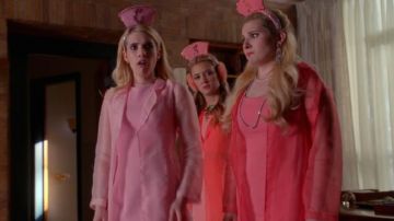 El auténtico conjunto rosa (chaqueta + vestido) de Chanel Oberlin (Emma Roberts) en Scream Queens S02E10